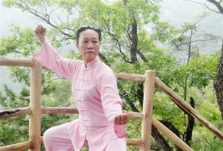 新乡市黄河武术馆 . 靳桂枝